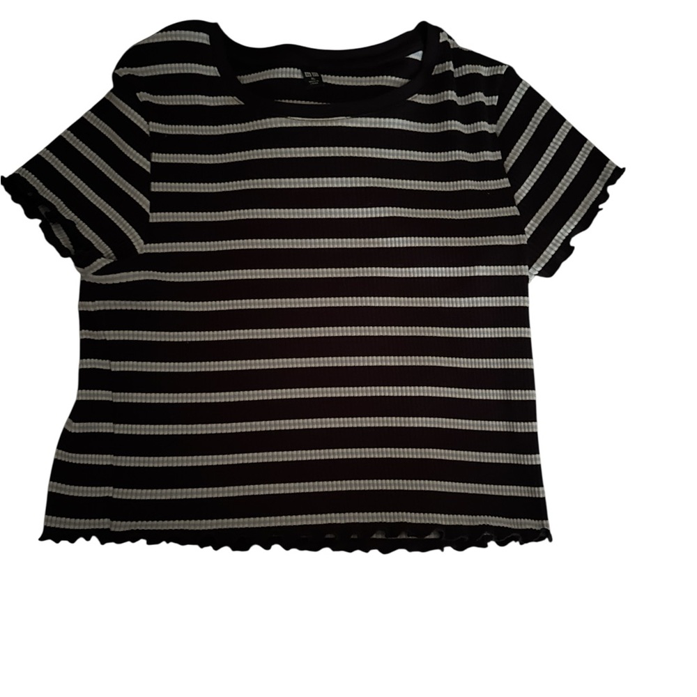 Uniqlo Black and Gray Crop Boxy Tee with Peter Pan Collar